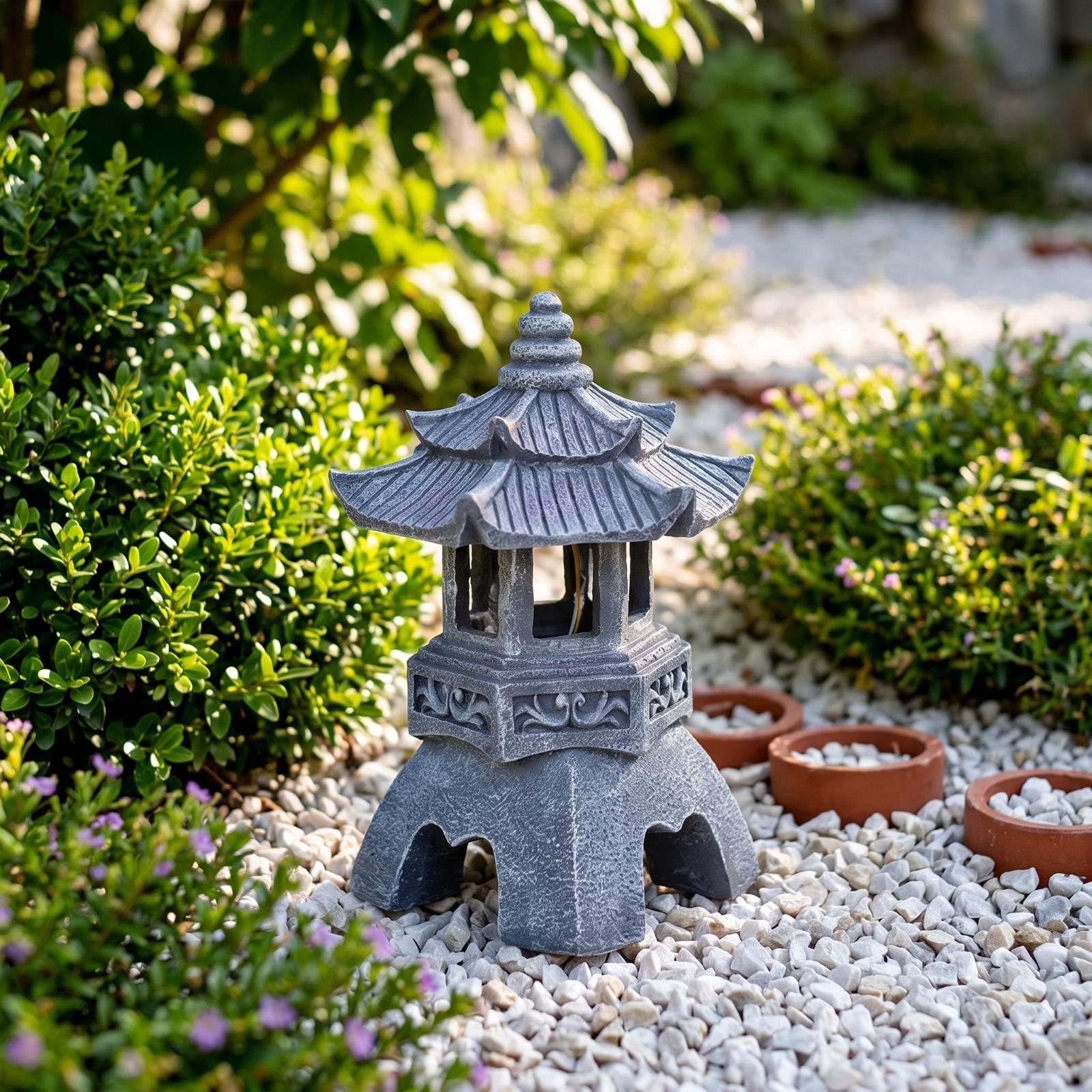 Lantern Paper Solar - 中国風のパゴダ型ソーラーランタン。庭やパティオ、通路などの屋外装飾に。暖色系の光で空間を明るく。