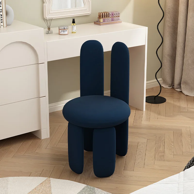 上品で洗練されたデザインの女性用ドレッシングチェア、メイクア - Furniture Lighting & Decor Magazine のレビューと価格